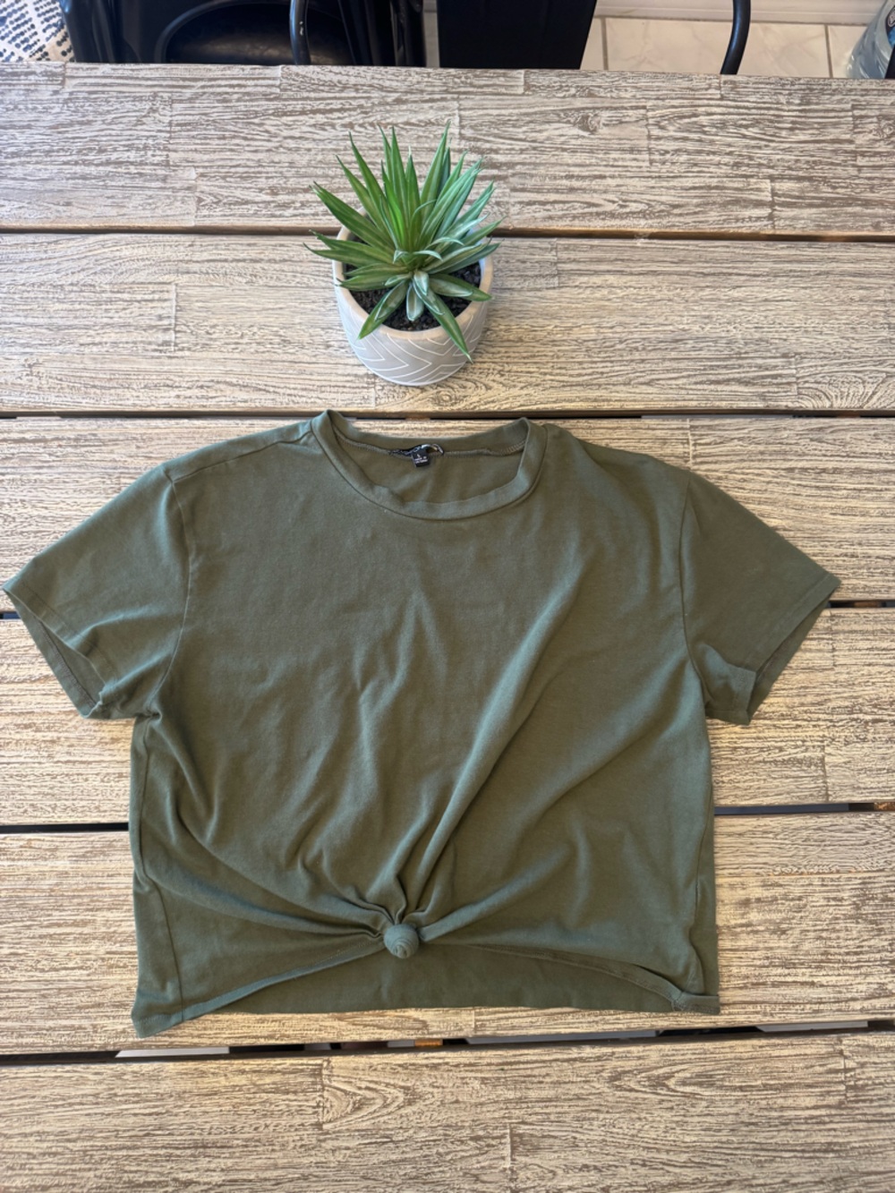 Women's fashion Nova Olive Green Knot-Front Short Sleeve Crop Tee, Sz large